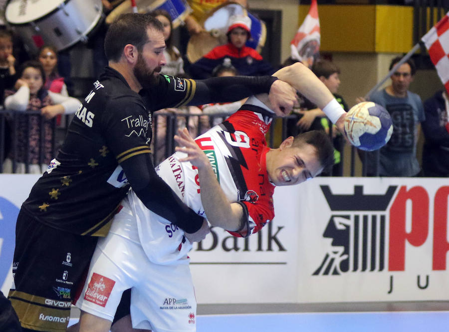 Fotos: Gran victoria del Balonmano Nava ante Alarcos que le coloca a un paso de la Liga Asobal