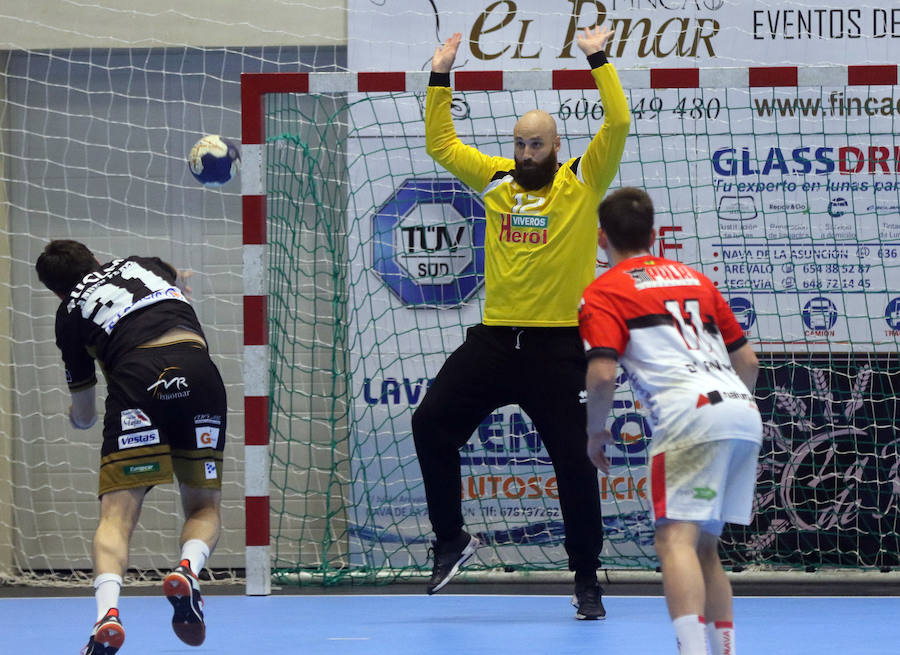 Fotos: Gran victoria del Balonmano Nava ante Alarcos que le coloca a un paso de la Liga Asobal