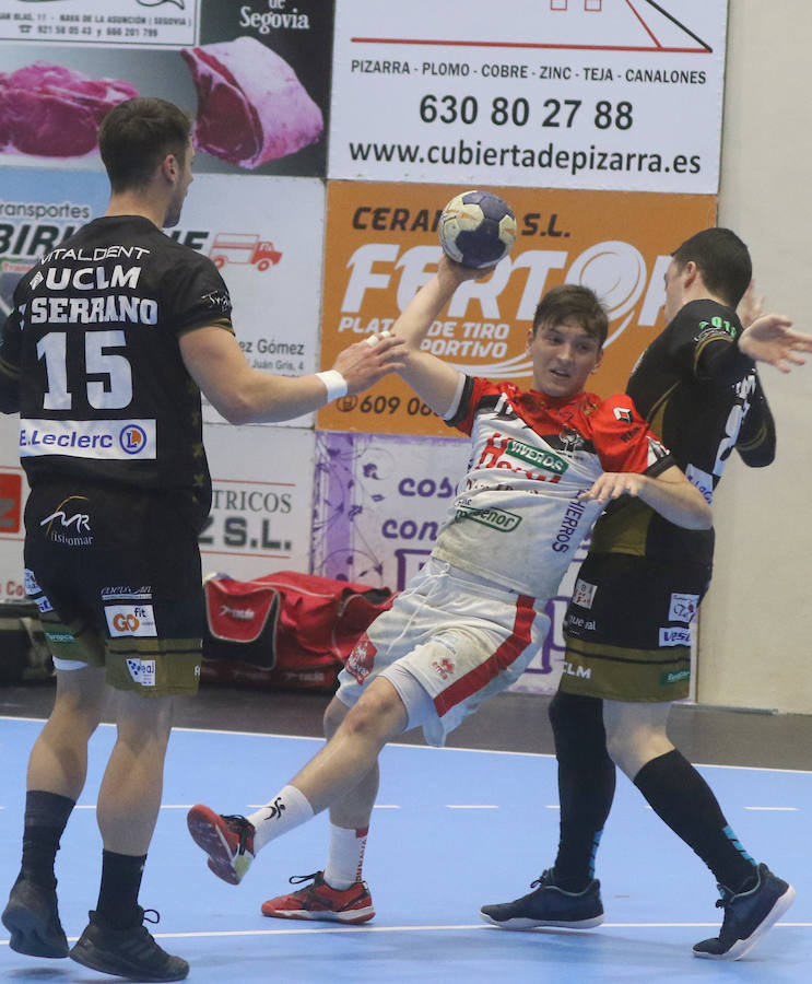 Fotos: Gran victoria del Balonmano Nava ante Alarcos que le coloca a un paso de la Liga Asobal