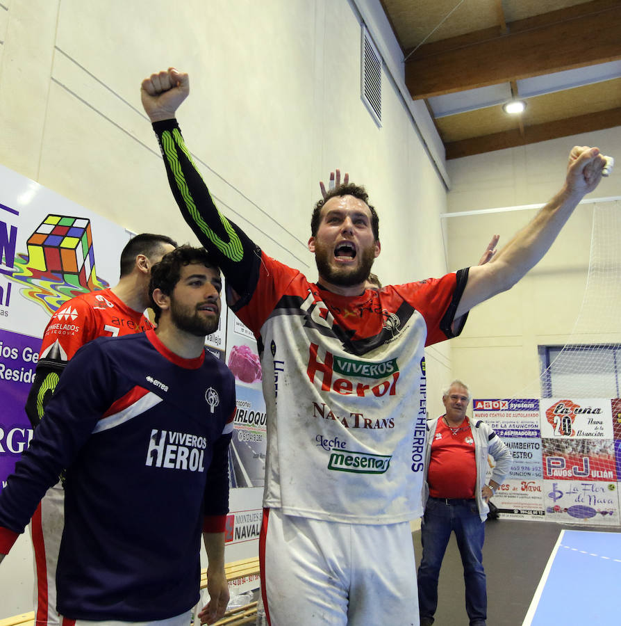 Fotos: Gran victoria del Balonmano Nava ante Alarcos que le coloca a un paso de la Liga Asobal
