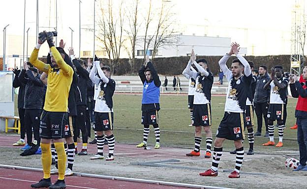 Los jugadores de Unionistas agradecen el apoyo a su afición en un partido en Las Pistas. 
