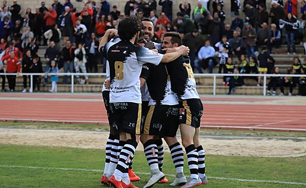 Los jugadores de Unionistas celebran uno de los goles al Fuenlabrada. 