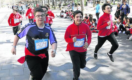 Los alumnos de La Salle corren a favor de Unicef. 