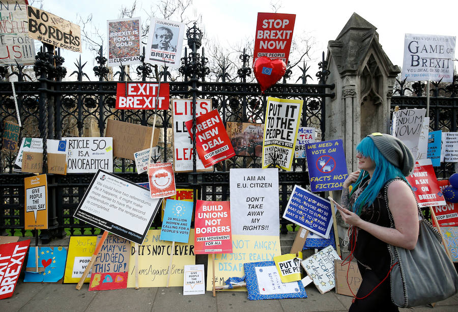 Un millón de británicos, según los organizadores, procedentes de las islas escocesas, de Bristol, Mánchester o Leeds se han manifestado por el centro de Londres para exigir que se celebre un segundo referéndum sobre el 'Brexit'.