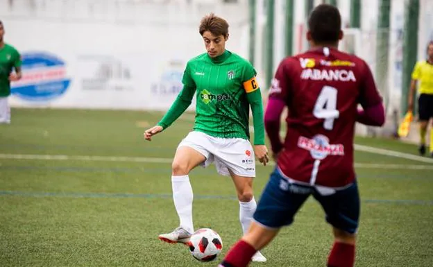 Luque ante el Pontevedra en la primera vuelta en el Municipal.