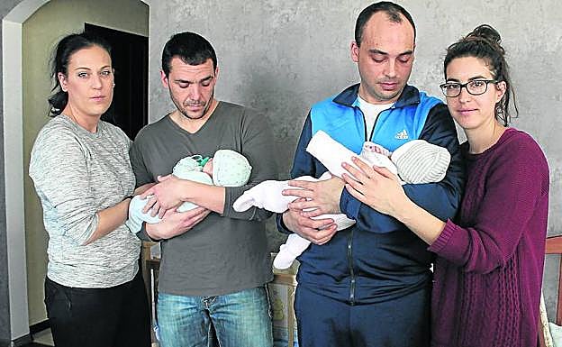 Daniel y Ángela (derecha) sujetan a Lucía en brazos en Ucrania, junto a otra familia española que aguarda una solución en el país del Este de Europa tras haberse sometido a la gestación subrogada. 