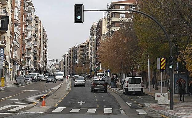 Paso de peatones en un semáforo del paseo de Canalejas.