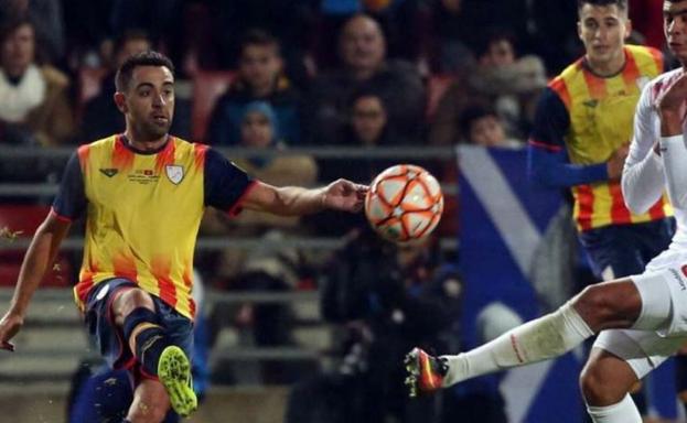 Xavi Hernández, disputando un partido contra la selección catalana.
