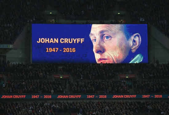 Pantalla en el Camp Nou en memoria de çJohan Cruyff