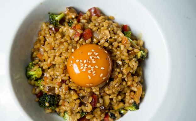 Bocum bab, arroz salteado con verduras coreano. 