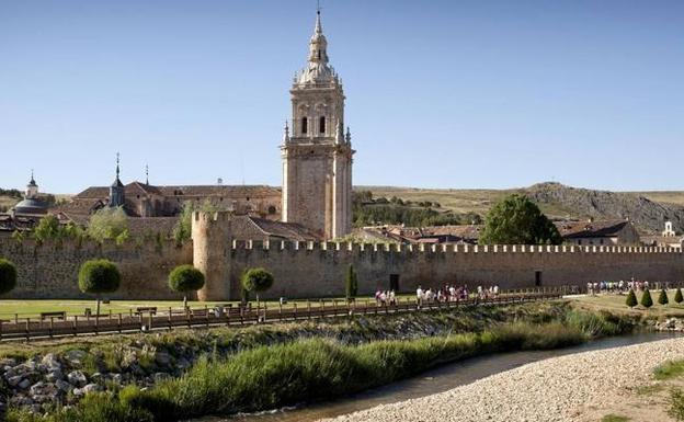 El río Ucero recorre la muralla de El Burgo de Osma.