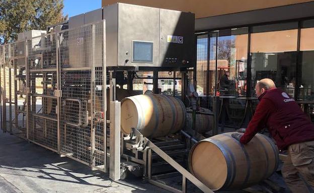 Demostración del nuevo prototipo de limpieza de barricas a través de un gran microondas, en Bodegas Aman. 