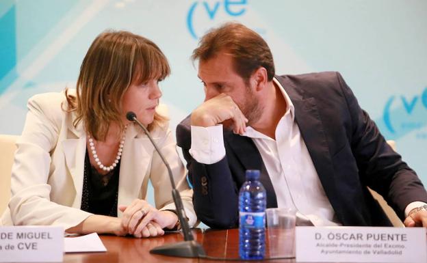 La presidenta de la CVE, Ángela de Miguel, y el alcalde de Valladolid, Óscar Puente. 