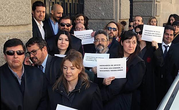 Abogados de Segovia se concentran este lunes a las puertas de la Audiencia Provincial para reclamar el abono de las cantidades impagadas. 