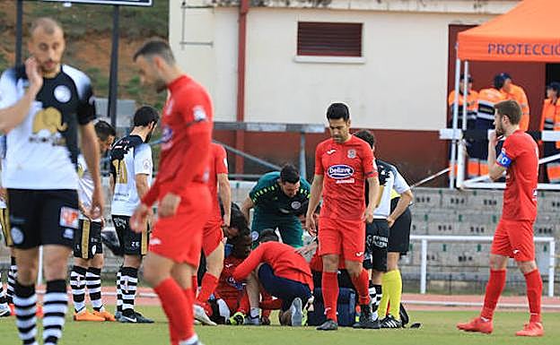 Cedric, al fondo, atendido tras la lesión en Las Pistas. 