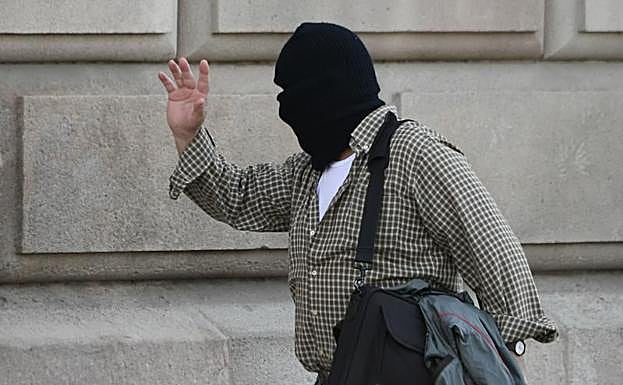El exprofesor de gimnasia Joaquín Benítez, llegando a la Audiencia de Barcelona. 