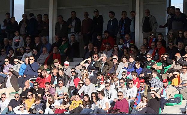 Aficionados en las gradas de La Albuera.