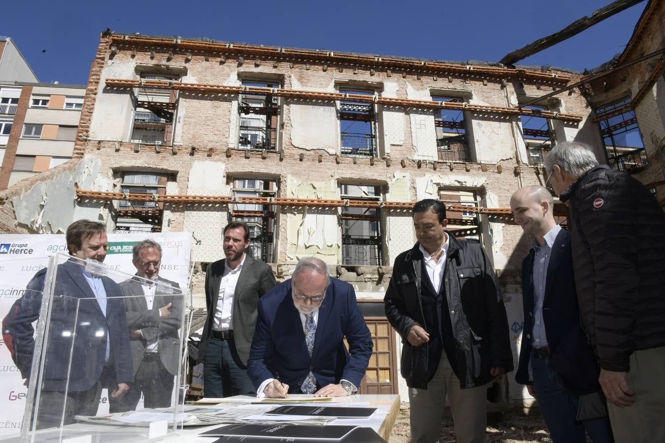 El alcalde de Valladolid, Óscar Puente, y el concejal de Urbanismo, Manuel Saravia, así como representantes de las empresas gestora, comercializadora y de la cooperativa han participado hoy en el acto de colocación de la primera piedra de este edificio
