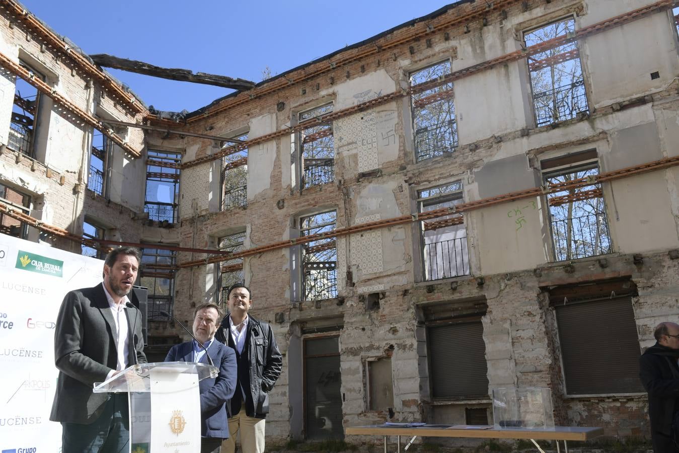 El alcalde de Valladolid, Óscar Puente, y el concejal de Urbanismo, Manuel Saravia, así como representantes de las empresas gestora, comercializadora y de la cooperativa han participado hoy en el acto de colocación de la primera piedra de este edificio
