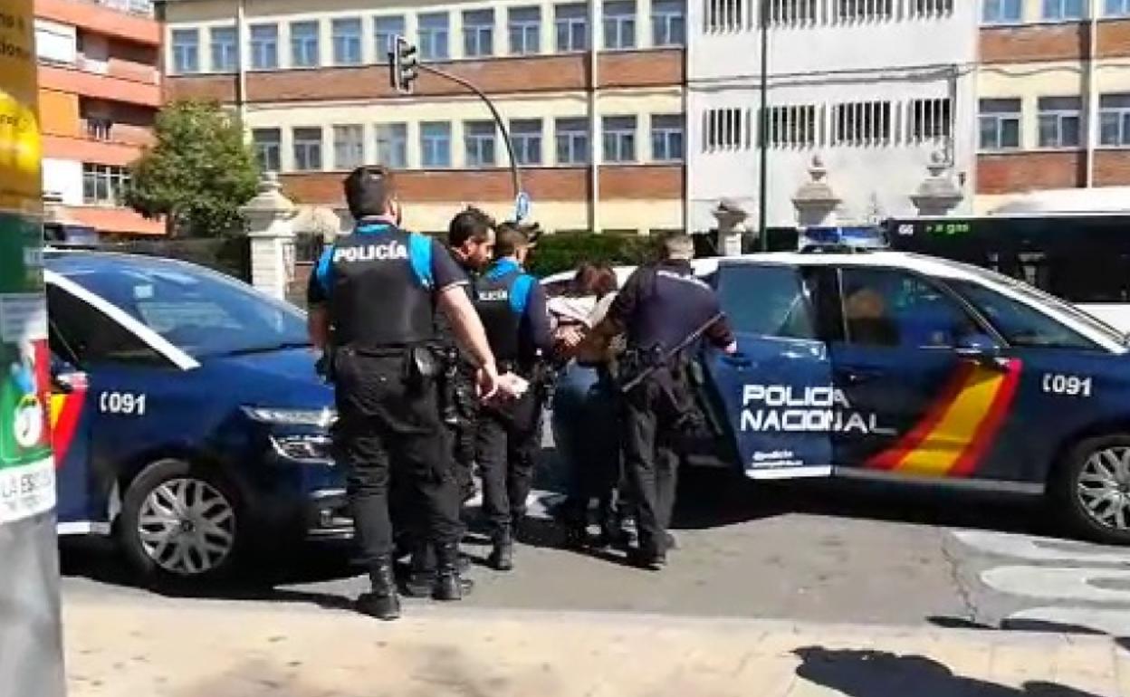 Los agentes introducen a la mujer en un coche patrulla.