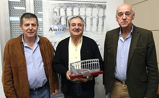 El presidente de Asetra, Juan Andrés Sáiz Garrido (centro), sujeta el premio del Acueducto de Plata.