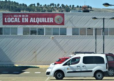 Imagen secundaria 1 - Locales vacíos de Media Markt y Bricorama. Las máquinas, listas para desmantelar el local de Sprinter. 