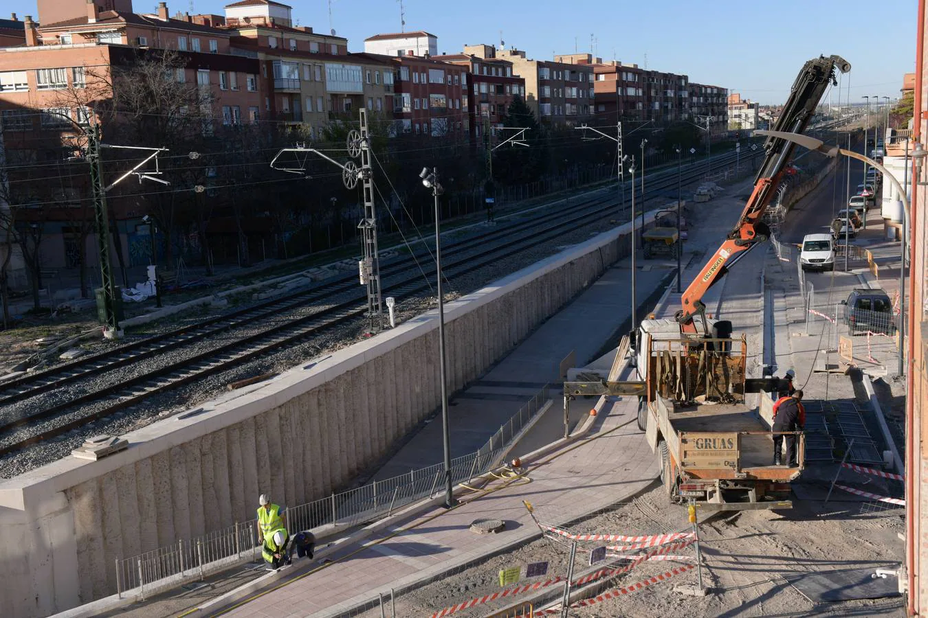 Los operarios aceleran durante estos días el ritmo de los trabajos para rematar los tramos de escaleras, las rampas a ambos lados de la vía y para colocar las barandillas metálicas de seguridad que permitirán acceder al paso que salvará el lecho ferroviario para comunicar bajo las vías los dos bordes del barrio