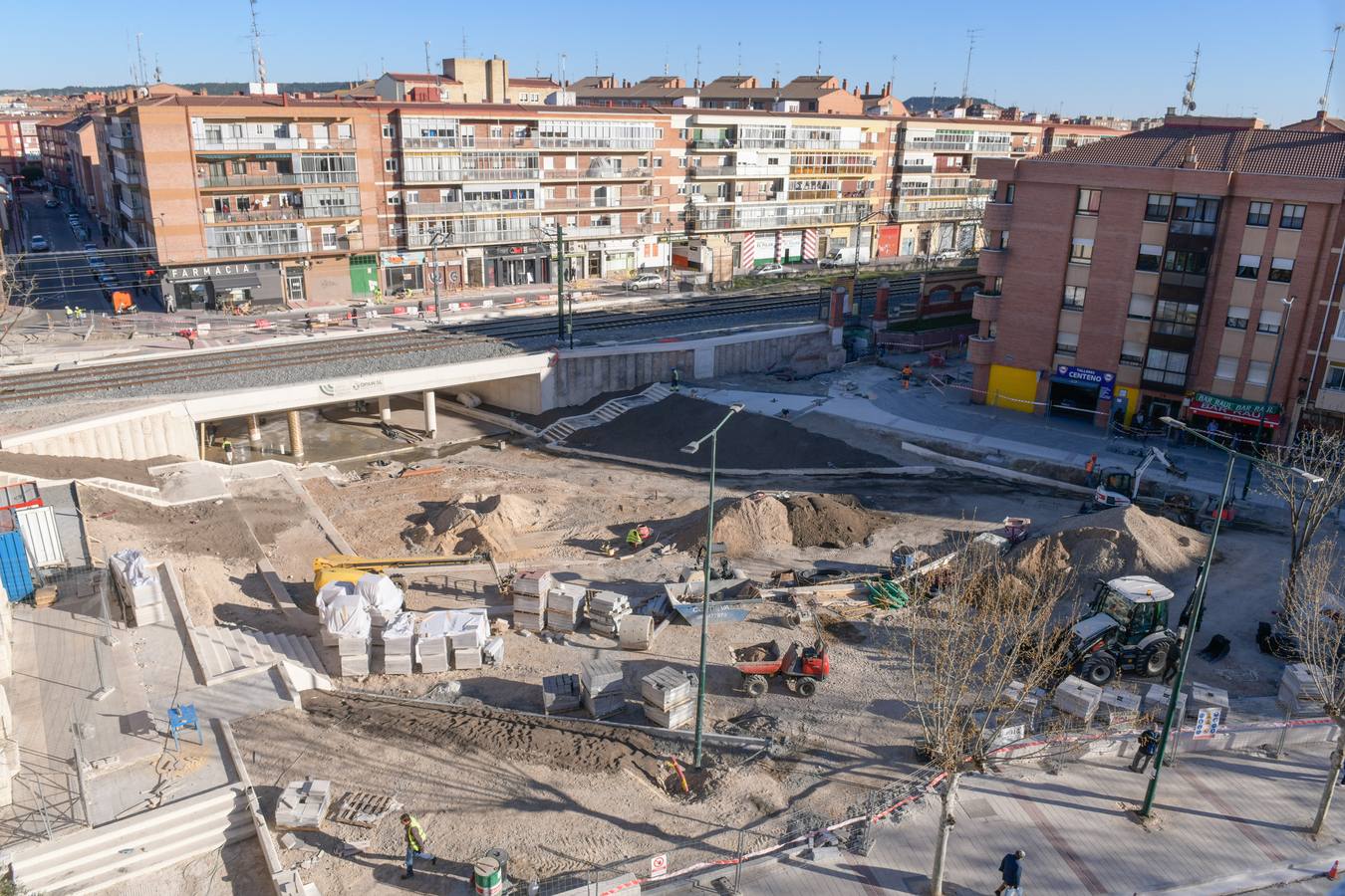 Los operarios aceleran durante estos días el ritmo de los trabajos para rematar los tramos de escaleras, las rampas a ambos lados de la vía y para colocar las barandillas metálicas de seguridad que permitirán acceder al paso que salvará el lecho ferroviario para comunicar bajo las vías los dos bordes del barrio