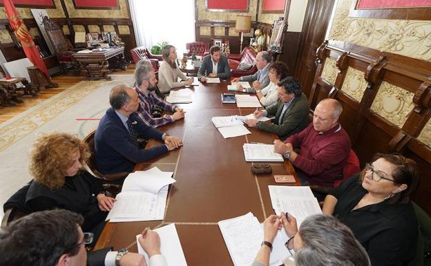 Reunión del Consejo del Diálogo Social de Valladolid, presidida por el alcalde.