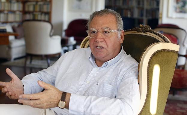 Jaime Siles, en su casa de Valencia. 