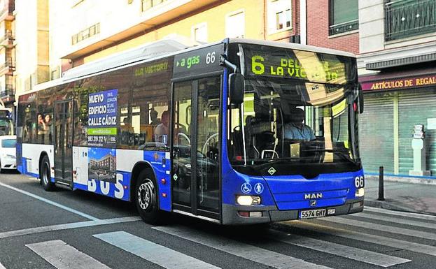 Un autobús de Auvasa circula por la calle Labradores de Valladolid. 