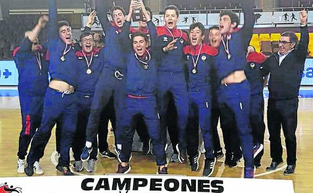 El equipo juvenil del BM Nava celebra el campeonato de Castilla y León.