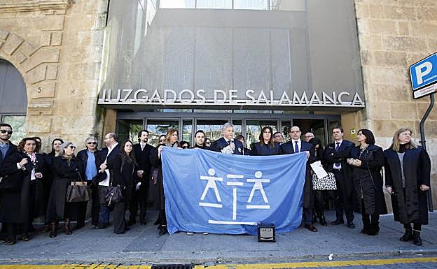 Abogados adscritos al Turno de Oficio se concentraron por los impagos de los últimos meses y en defensa de su dignidad. 