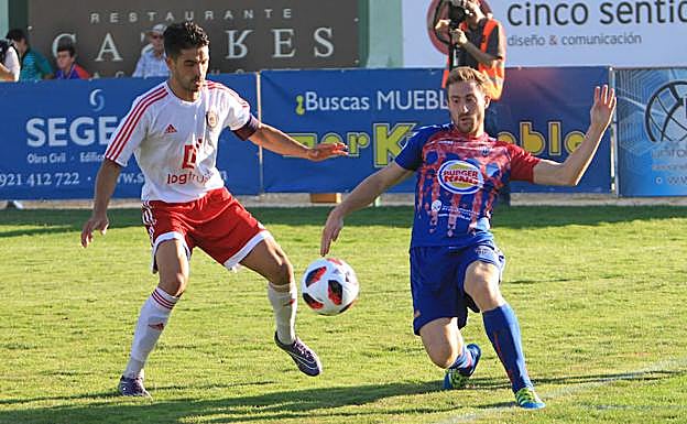 Dani Arribas pelea el balón ante el Ávila en La Albuera. 