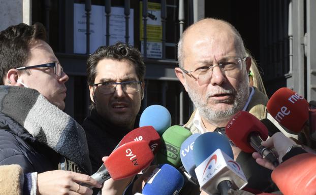 Francisco Igea responde a los medios de comunicación a la puerta del Palacio de Justicia. 