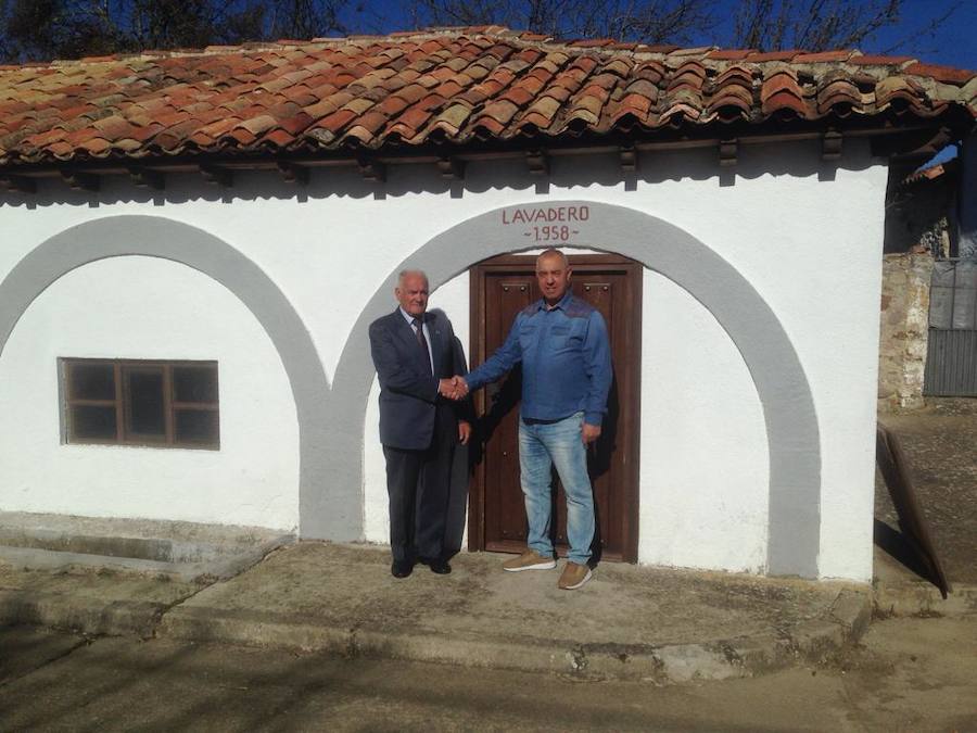 Mario Arto, a la izquierda, estrecha la mano ayer a su sucesor, Antonio Soares, en el lavadero de Mudá.