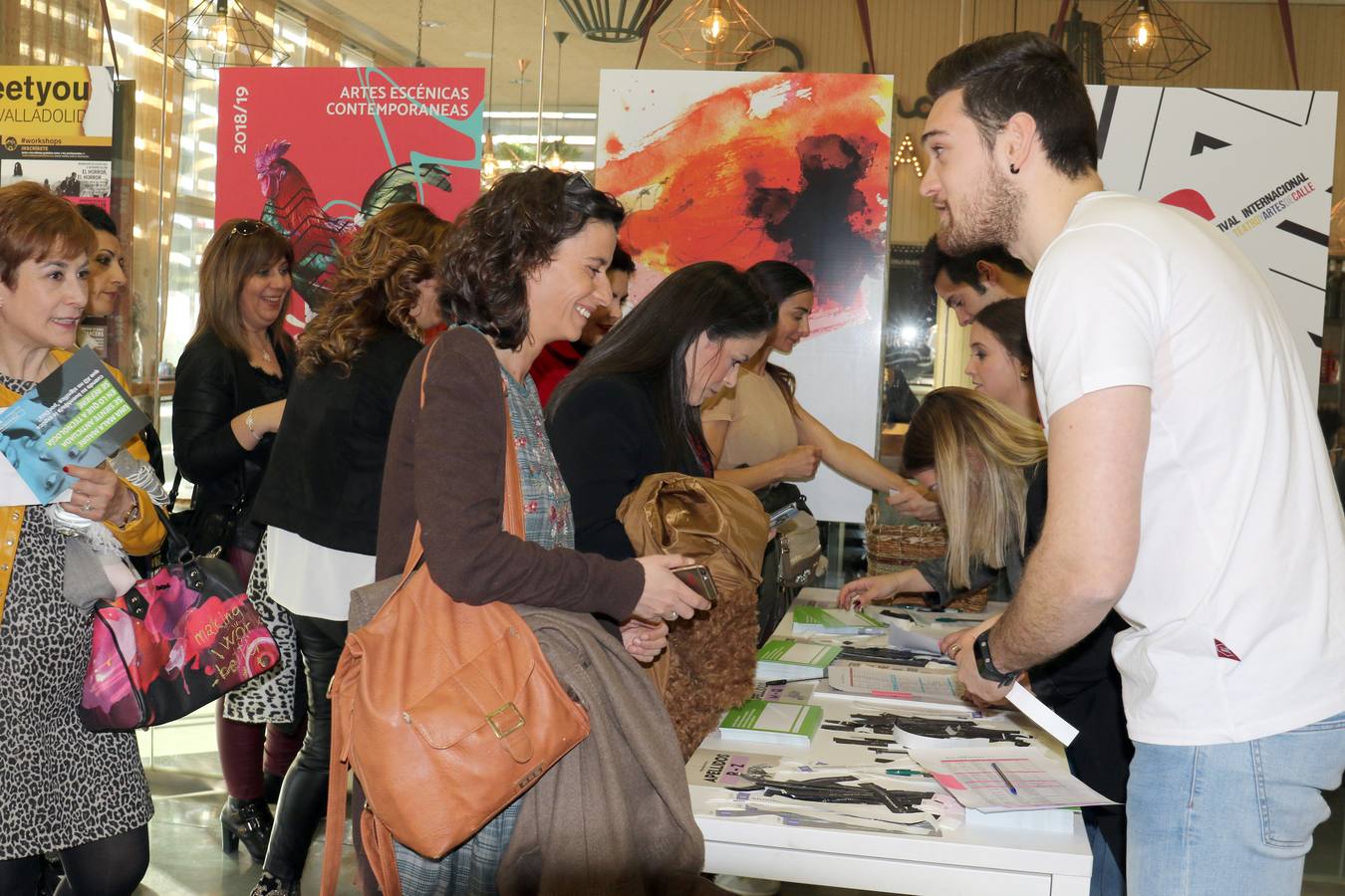 La gira 'Malasmadres On Tour', con Laura Baena, congrega a cientos de mujeres en la Sala Concha Velasco del LAVA