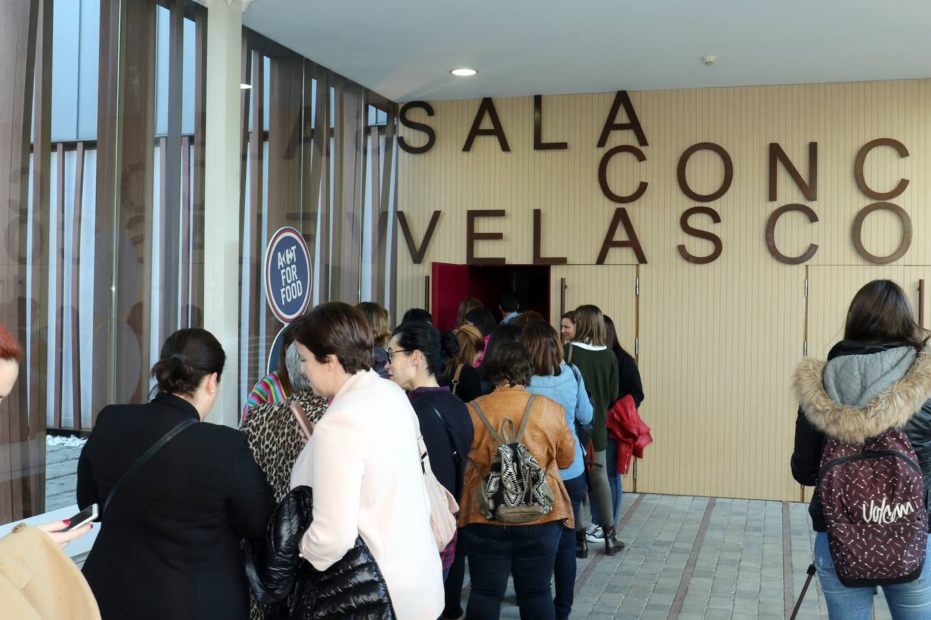 La gira 'Malasmadres On Tour', con Laura Baena, congrega a cientos de mujeres en la Sala Concha Velasco del LAVA