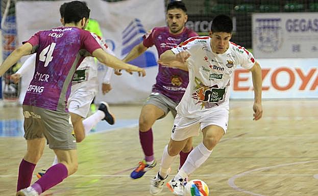 Chus conduce el balón en el encuentro ante Palma, en el pabellón Pedro Delgado. 