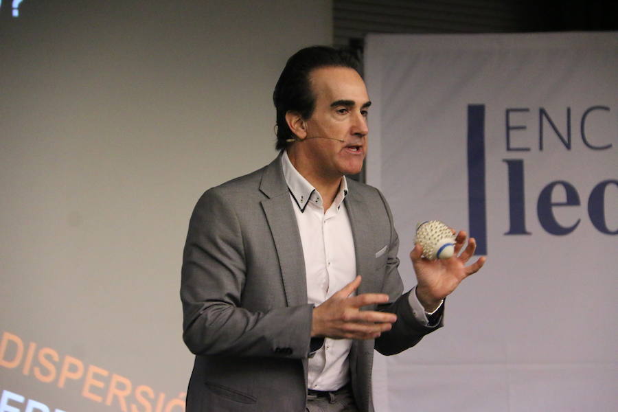 El escritor, conferenciante y formador Javier Iriondo visitó hoy León para pronunciar una charla bajo el título 'Liderazgo y evolución personal, retos ante el cambio' organizada dentro del ciclo `Encuentros con Leonoticias´.