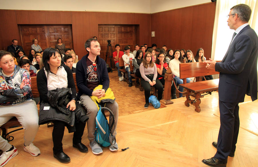 El presidente de la Audiencia Provincial, Ignacio Pando, recibe instruye a los alumnos del instituto Virgen de la Peña de Sepúlveda que participan en el programa 'Educar en Justicia'. 