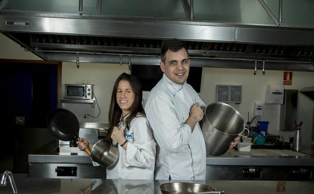 Aprendiz y chef, en el interior de la Escuela Internacional de Cocina Fernando Pérez. 