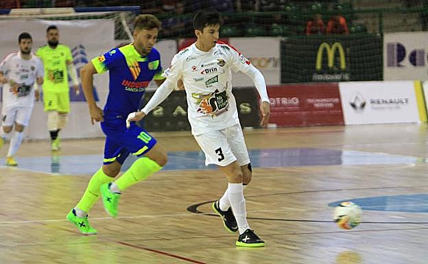 Nico Rolón pasa el balón ante la mirada de Pol Pacheco, en el pabellón Pedro Delgado. 