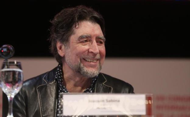 Imagen principal - El cantante Joaquín Sabína participa en el Congreso de la Lengua Española en Córdoba (Argentina).