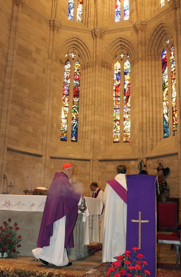 Primera misa con el Cardenal Ricardo Blázquez en la Antigua, despues de la limpieza de la piedra.