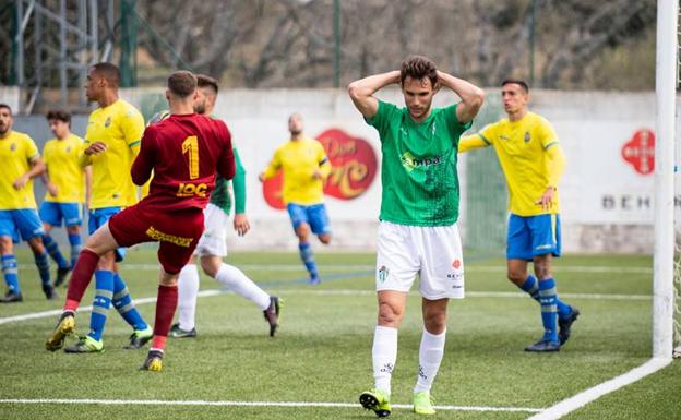 El meta de Las Palmas Atlético atrapa el balón tras una ocasión del CD Guijuelo. 