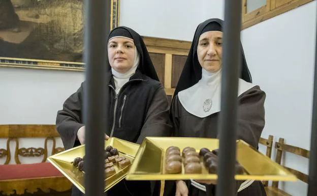 Sor Myryam y sor Amada muestran distintos dulces del obrador del monasterio de Belorado, en el propio recinto monacal. 