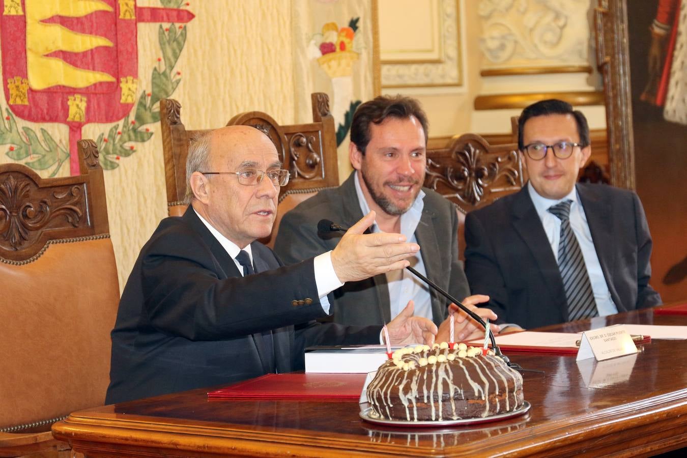 El Ayuntamiento ha editado 'La mirada de Teófanes Egido, cronista de Valladolid', una antología que recopila una «íntima parte» de los trabajos, tanto publicados como inéditos, del sacerdote carmelita e historiador salmantino para agradecerle su «servicio» y «conocimiento» como «investigador intrépido» que ha compartido con la ciudad durante 40 años 