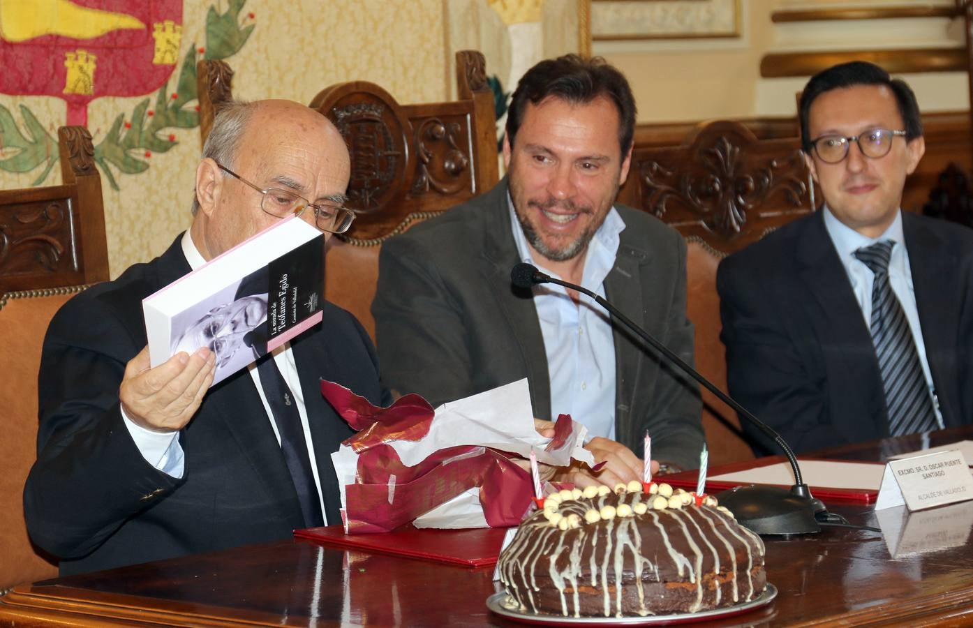 El Ayuntamiento ha editado 'La mirada de Teófanes Egido, cronista de Valladolid', una antología que recopila una «íntima parte» de los trabajos, tanto publicados como inéditos, del sacerdote carmelita e historiador salmantino para agradecerle su «servicio» y «conocimiento» como «investigador intrépido» que ha compartido con la ciudad durante 40 años 