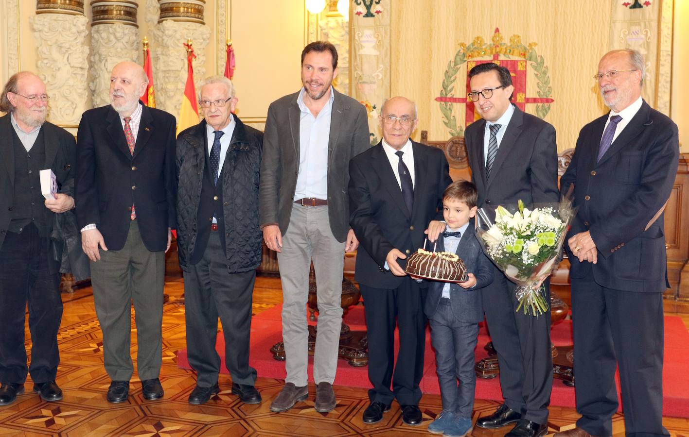 El Ayuntamiento ha editado 'La mirada de Teófanes Egido, cronista de Valladolid', una antología que recopila una «íntima parte» de los trabajos, tanto publicados como inéditos, del sacerdote carmelita e historiador salmantino para agradecerle su «servicio» y «conocimiento» como «investigador intrépido» que ha compartido con la ciudad durante 40 años 